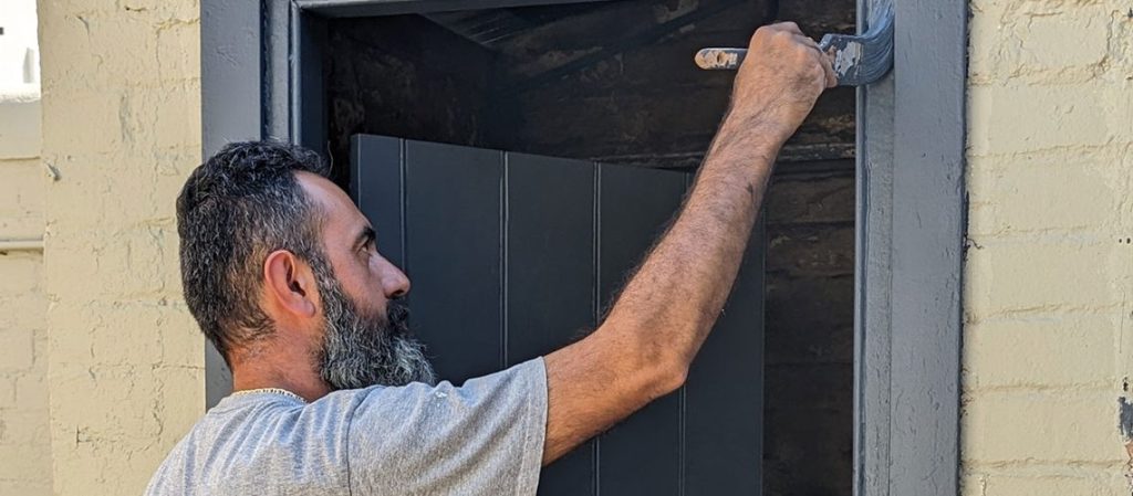 Guía paso a paso para pintar una puerta de metal y protegerla con durabilidad